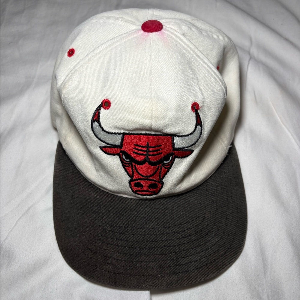 STARTER White and Red Chicago Bulls Snapback Hat with Dark Gray Brim